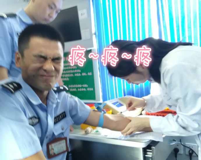 疼skr人！警察在移動(dòng)獻(xiàn)血車上的表情包亮了