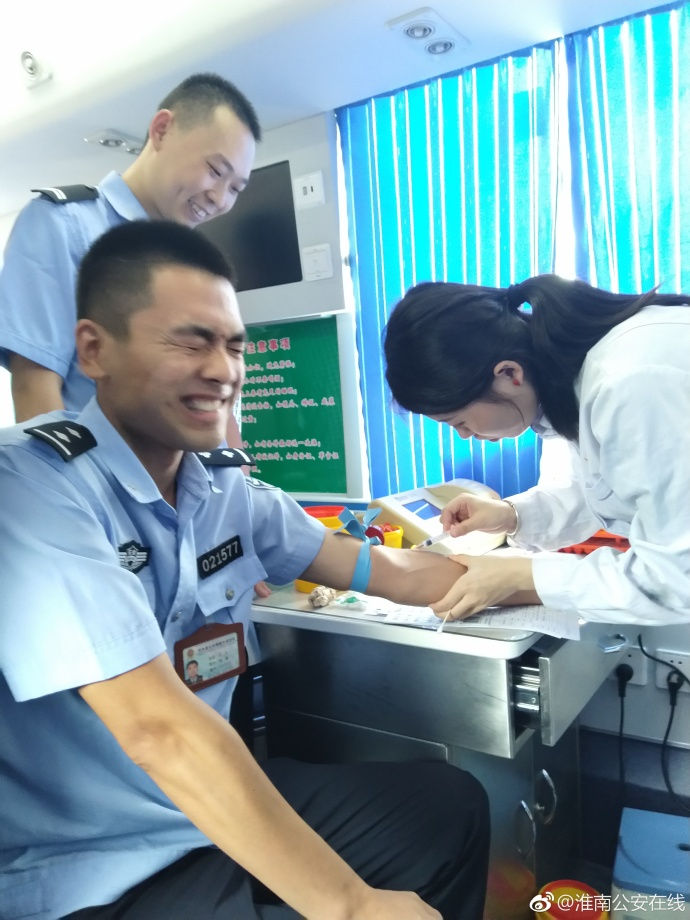 疼skr人！警察在移動(dòng)獻(xiàn)血車上的表情包亮了