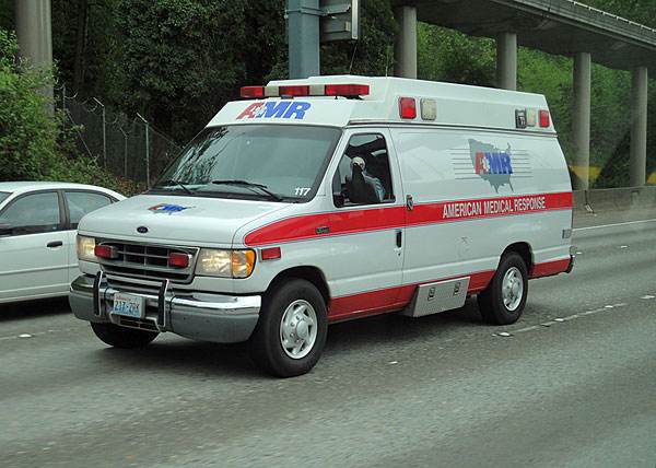 救護車生產(chǎn)廠家簡析車內(nèi)的醫(yī)療配置有哪些？