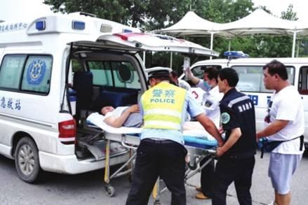 命懸一線牽動人心，救護車臨危不亂治病救人_